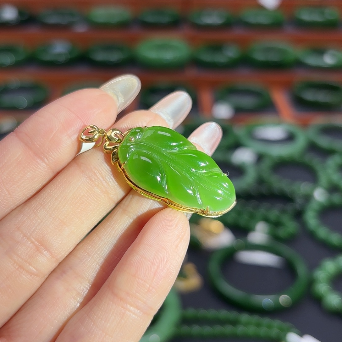 和田玉18K金镶嵌手镯吊坠