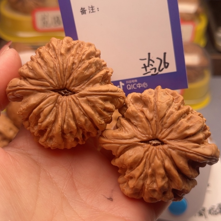 文玩核桃吊坠红**凰文玩核桃把件26