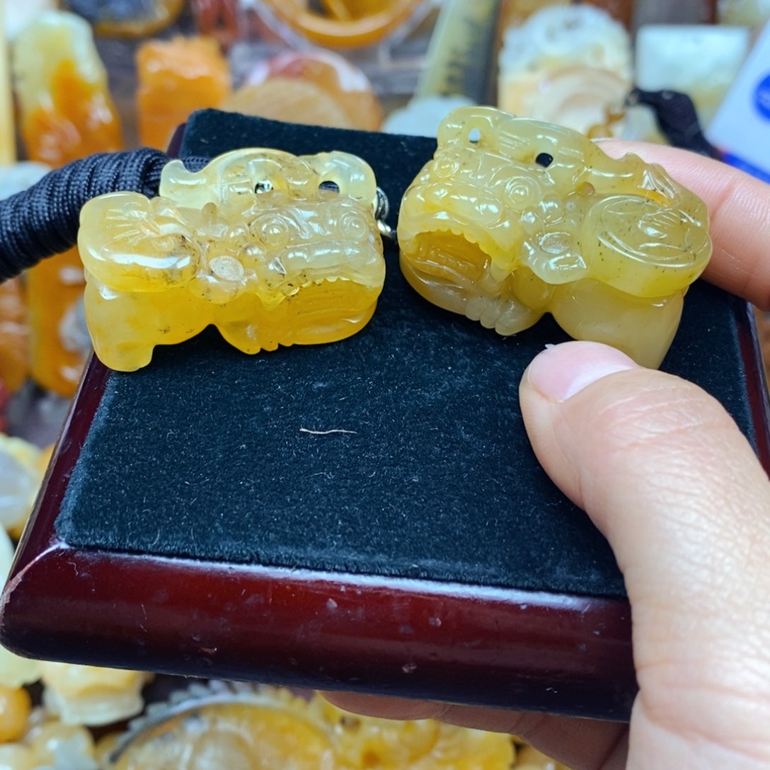 石英质玉（黄龙玉）颈饰未镶嵌