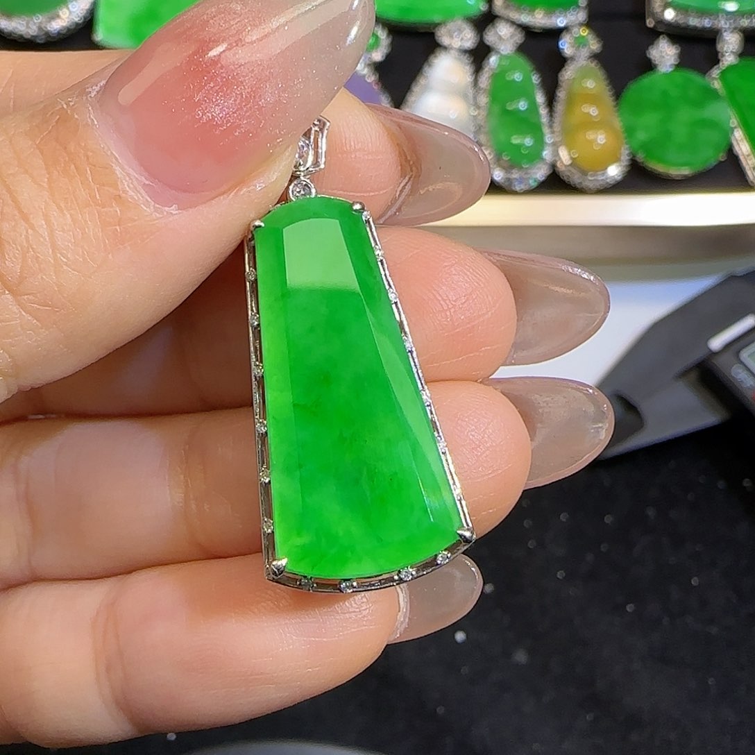 翡翠颈饰18K金镶嵌。