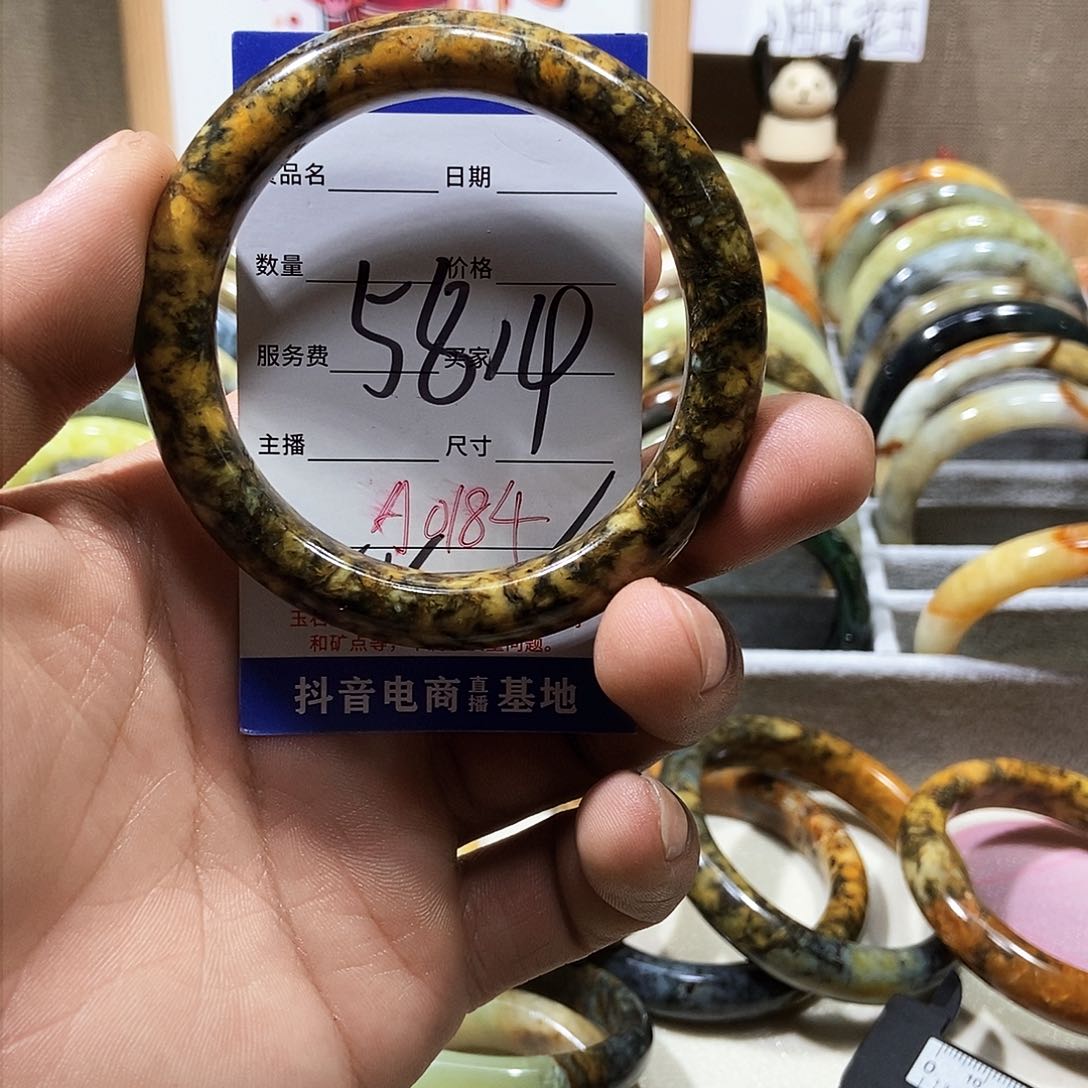 蛇纹石玉手镯未镶嵌魅***姐