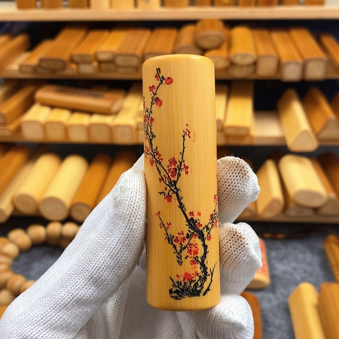 竹实心竹黄皮雕刻梅花