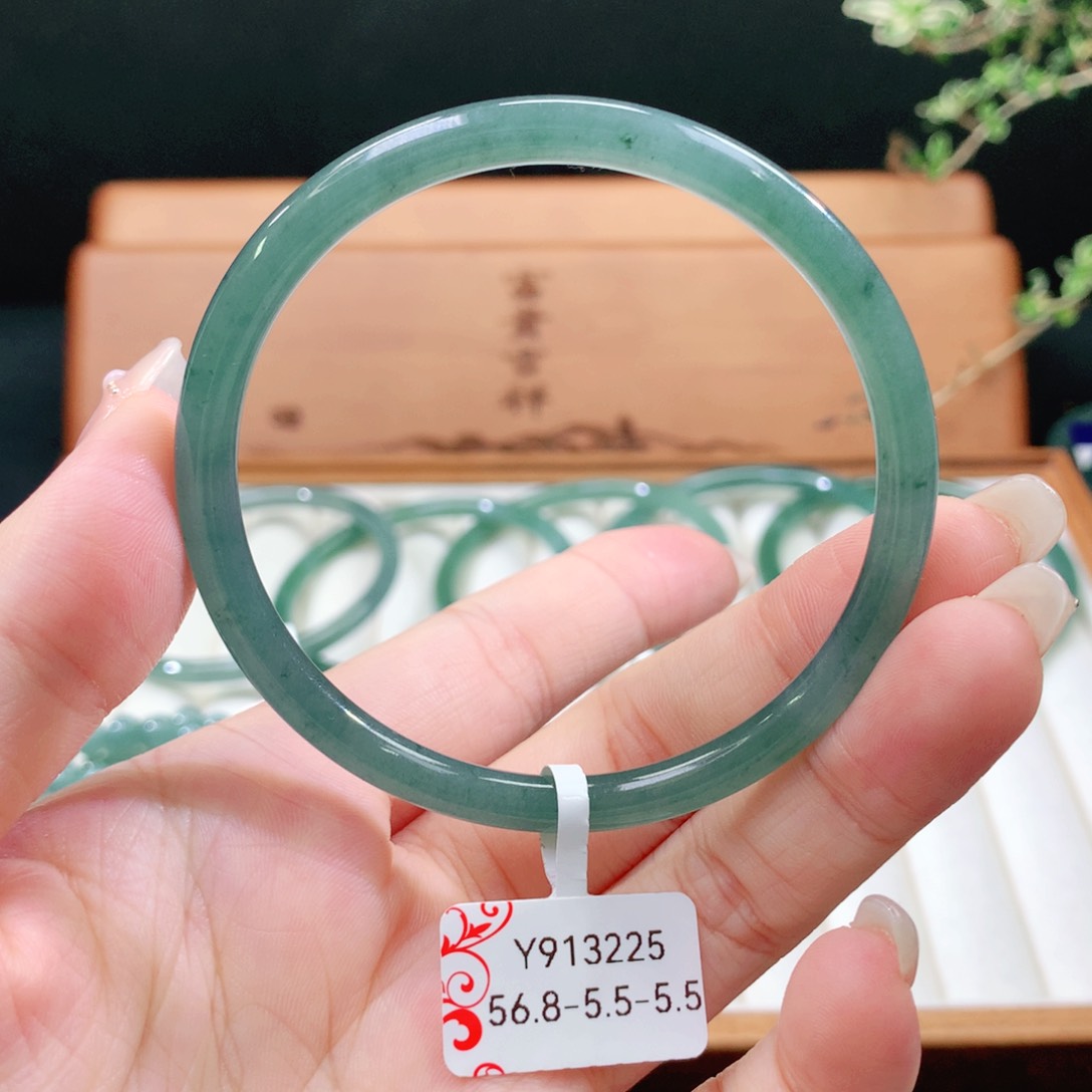 翡翠手镯未镶嵌天然