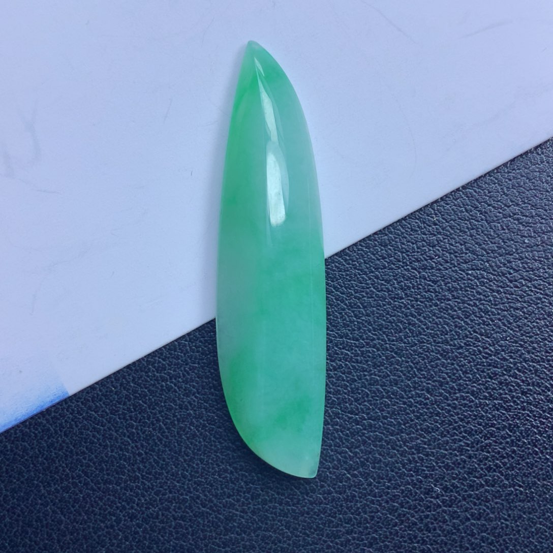 翡翠颈饰未镶嵌随行