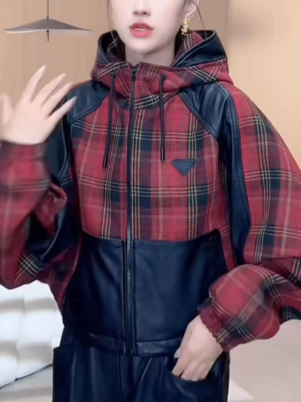2025秋新款女拼接格子三角标设计休闲宽松夹克外套