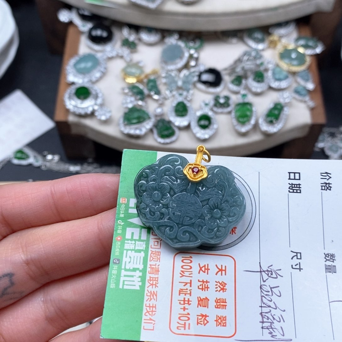 翡翠颈饰未镶嵌翡翠