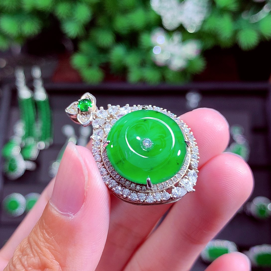 颈饰未镶嵌翡翠天然