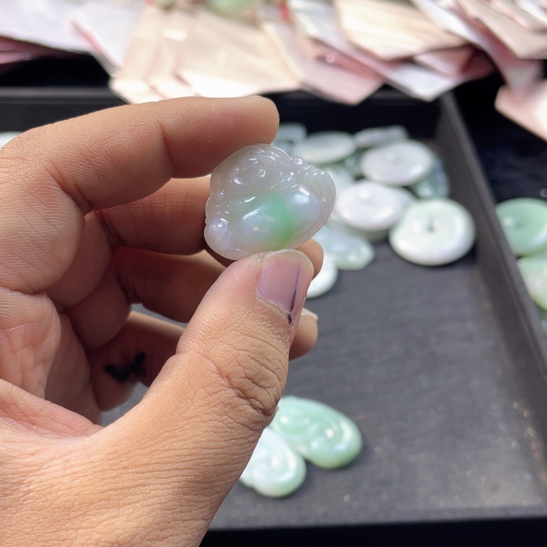 小***糖翡翠未镶嵌颈饰佛公