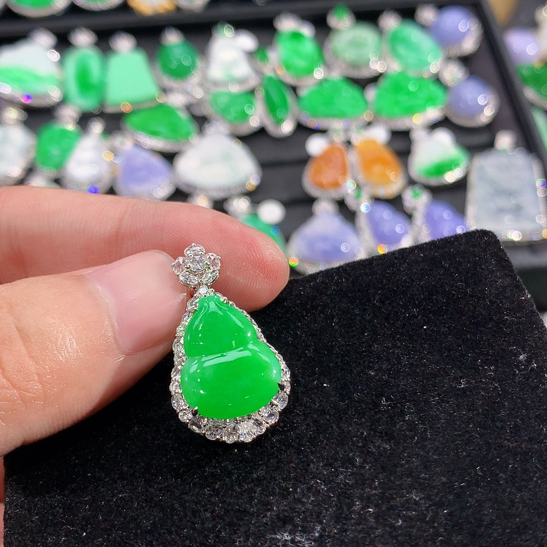 红***店翡翠18K金镶嵌颈饰