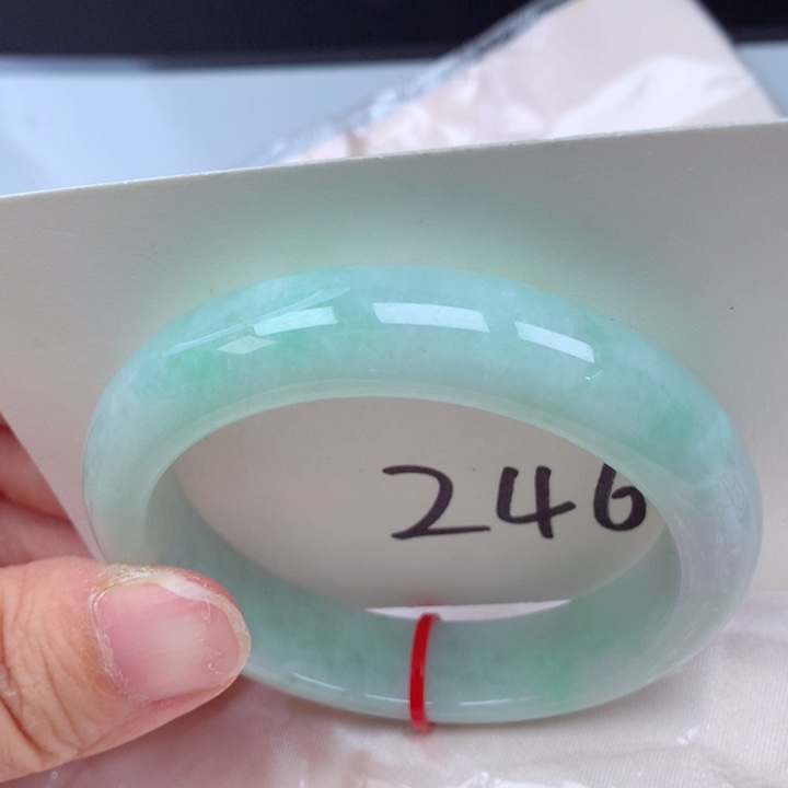 翡翠手镯未镶嵌翡翠