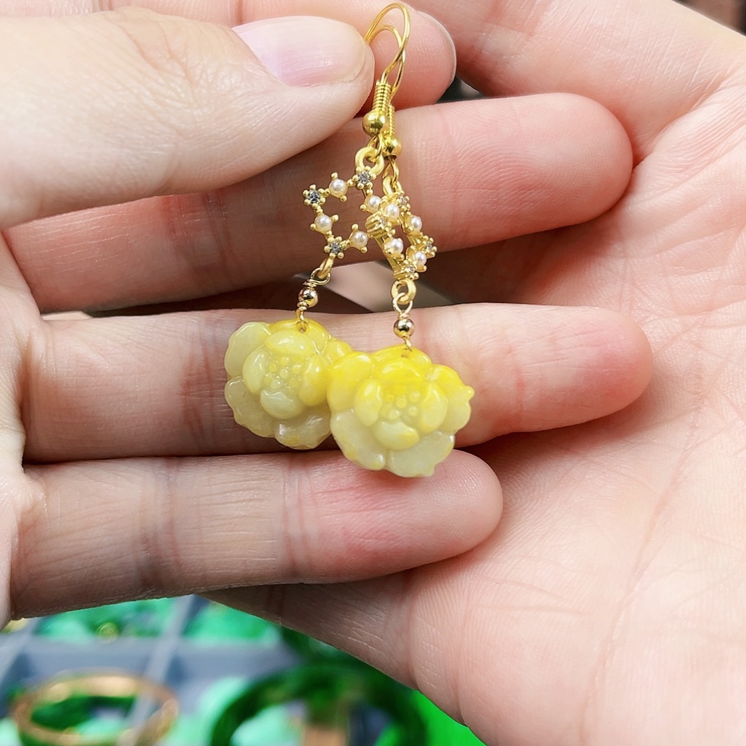 翡翠颈饰未镶嵌耳饰