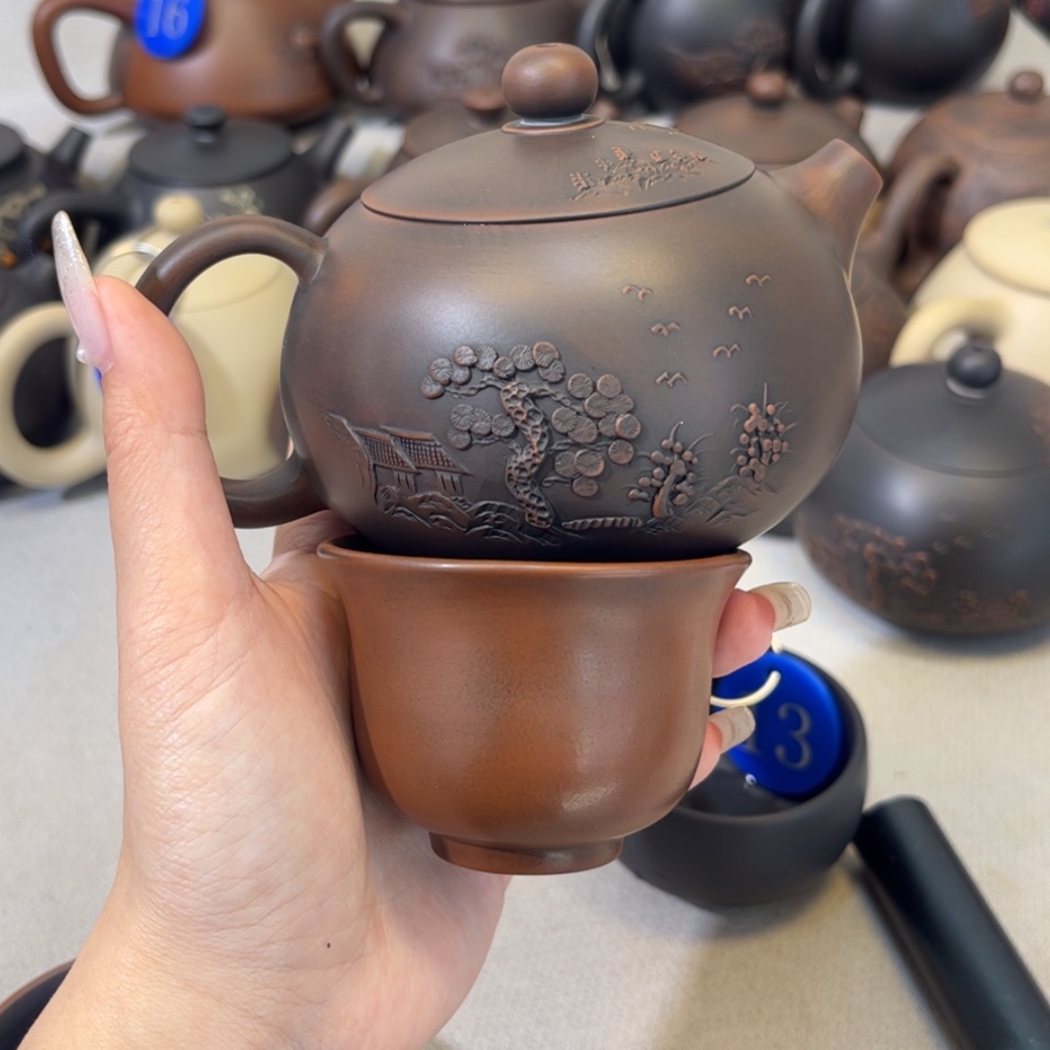 【闪购商品】岁****7红泥 堆雕山水 容量 230c c