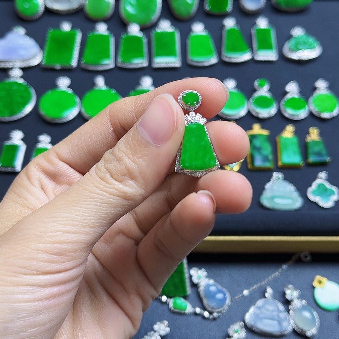 翡翠18K金镶嵌颈饰