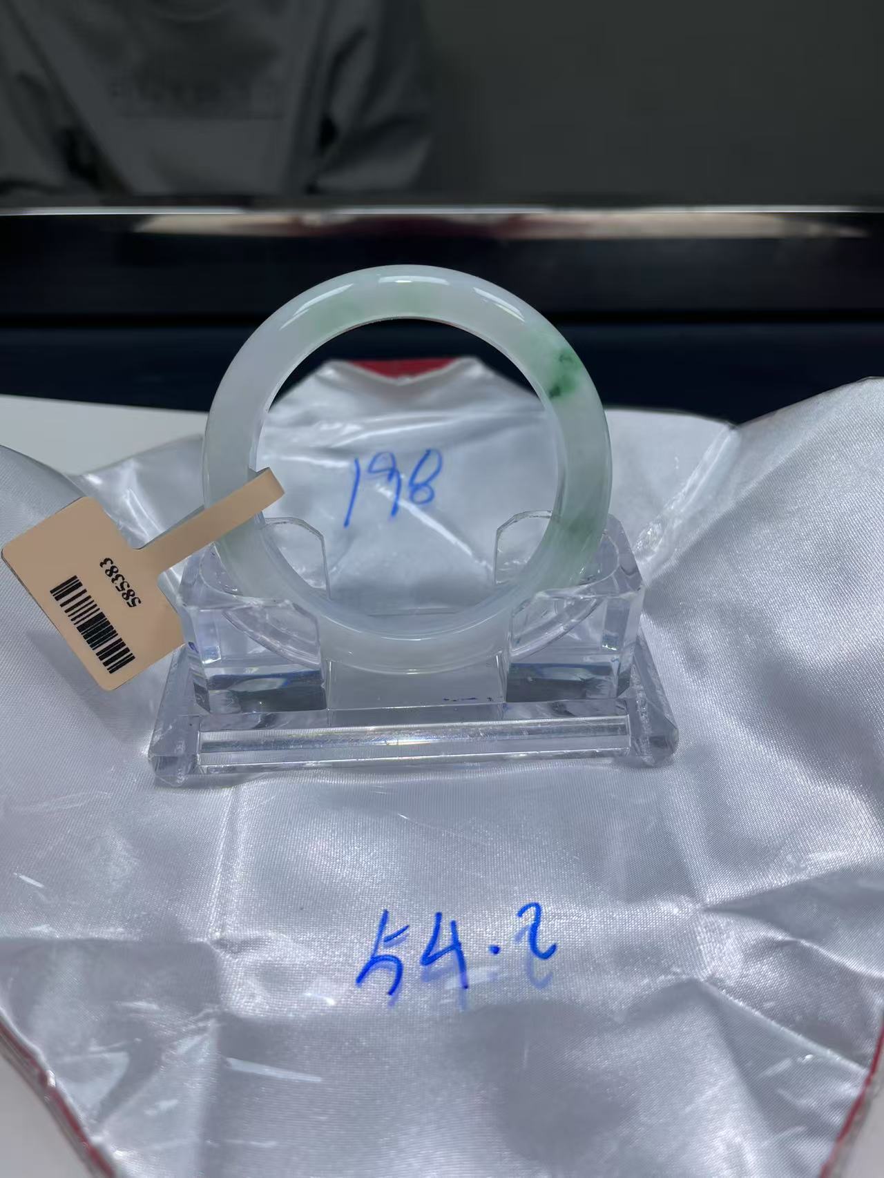 毛货手镯需精细抛光/198