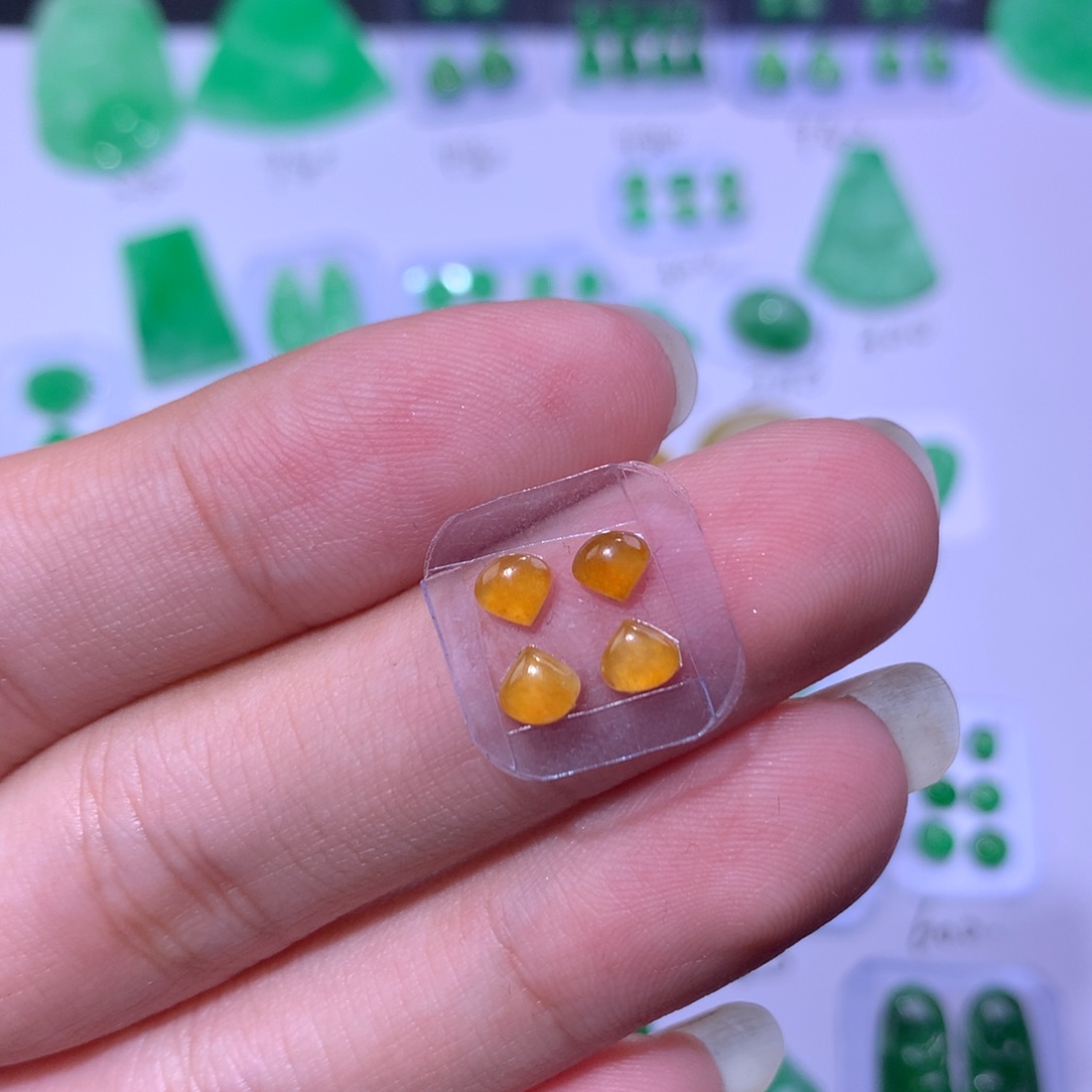 翡翠未镶嵌颈饰一套