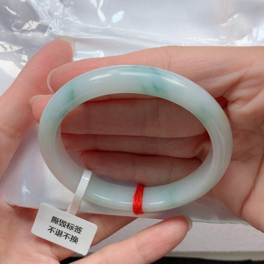 翡翠手镯未镶嵌55贵妃 牛奶底飘绿花 有纹