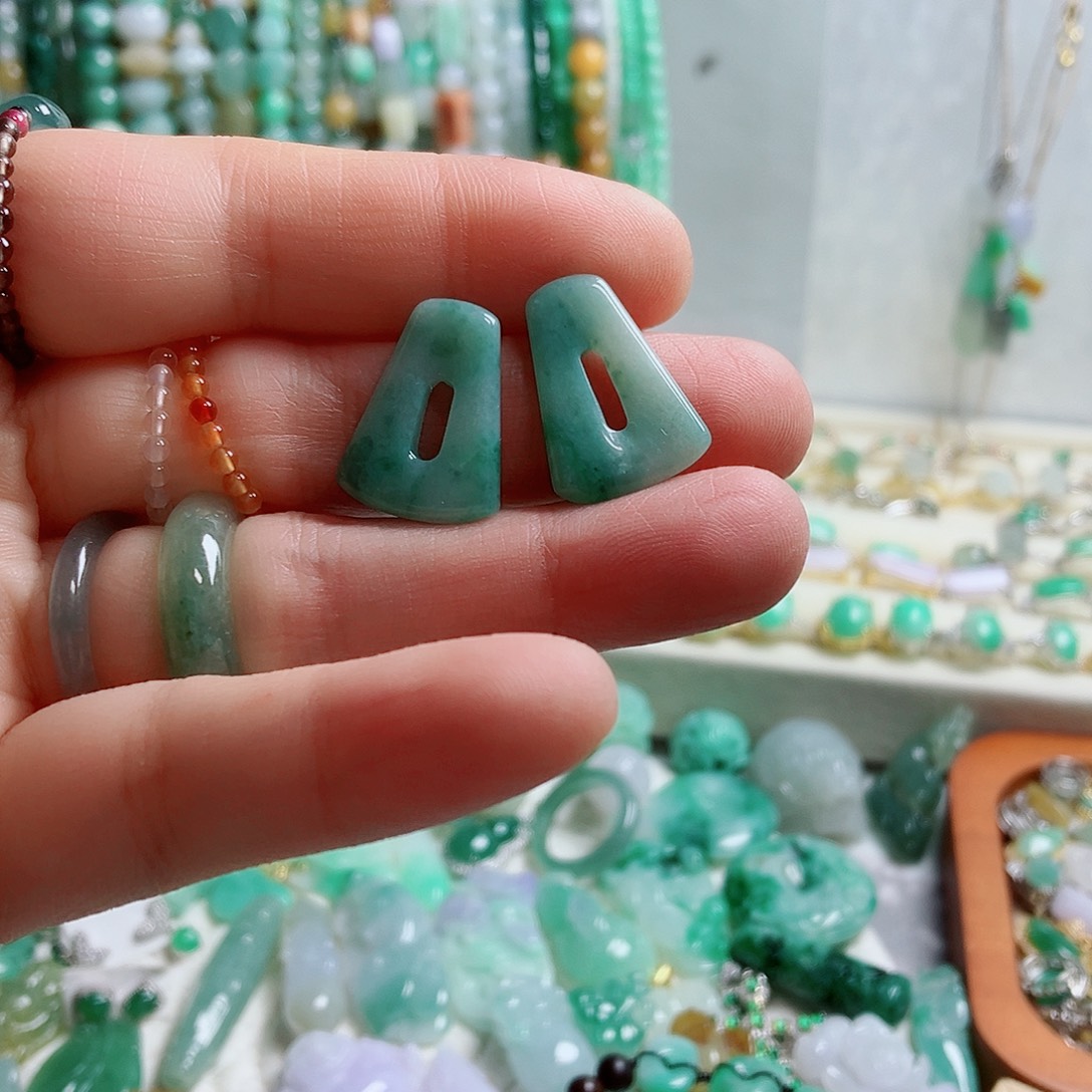 翡翠未镶嵌颈饰08一对