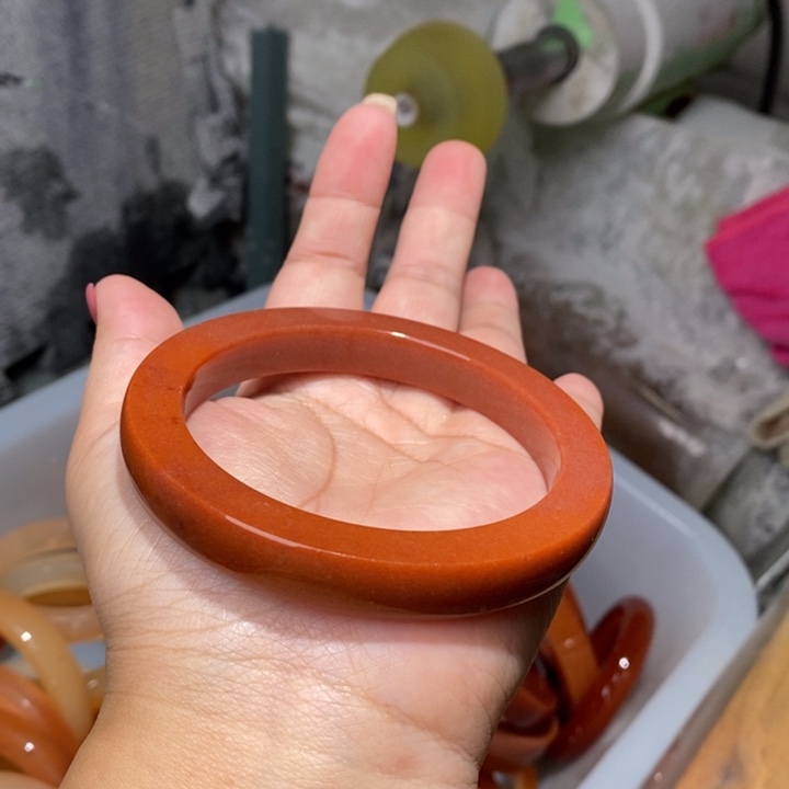 黑***风石英质玉未镶嵌手镯定制