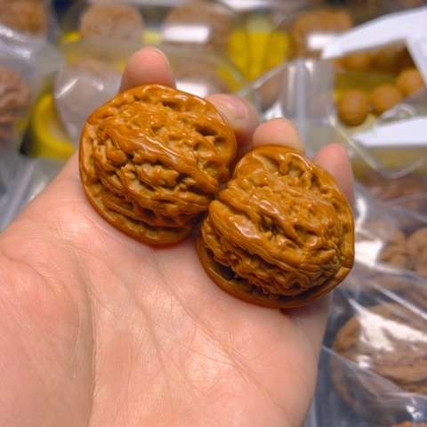 文玩核桃吊坠白狮子