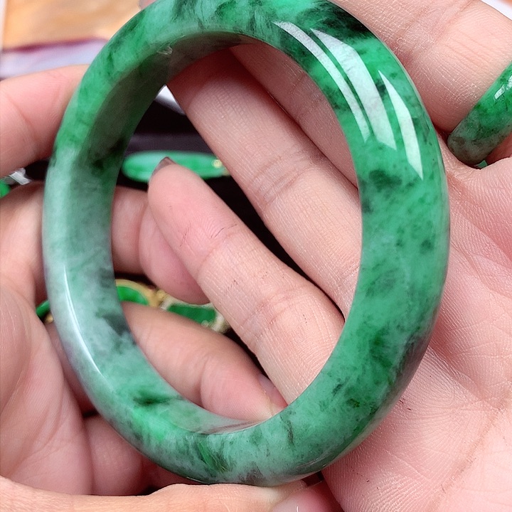 翡翠手镯未镶嵌翡翠