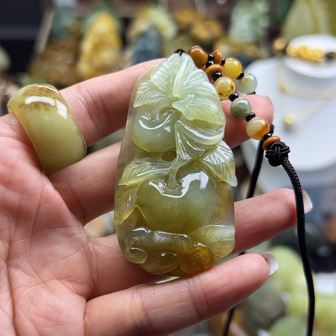 岫玉未镶嵌颈饰花玉苹果