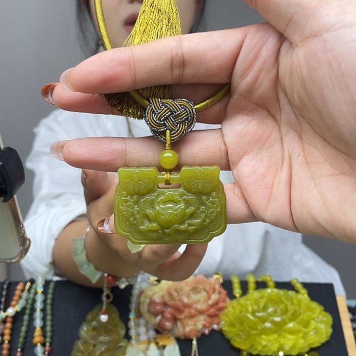 蛇纹石玉未镶嵌颈饰
