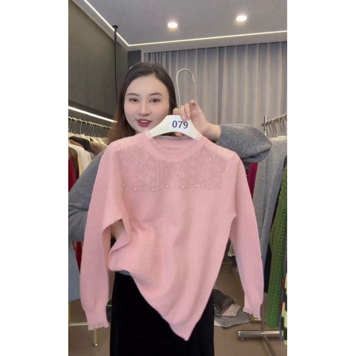 粉色圆领钉珠蕾丝领长袖针织毛衣女