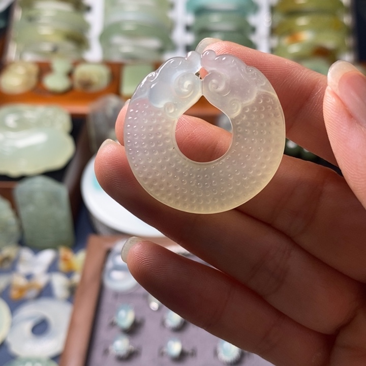 蛇纹石玉未镶嵌颈饰