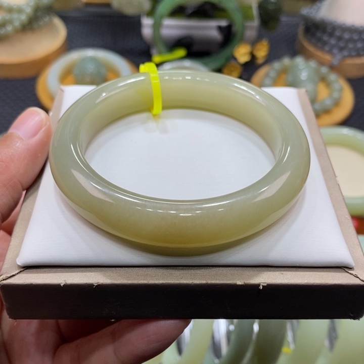 和田玉未镶嵌手镯