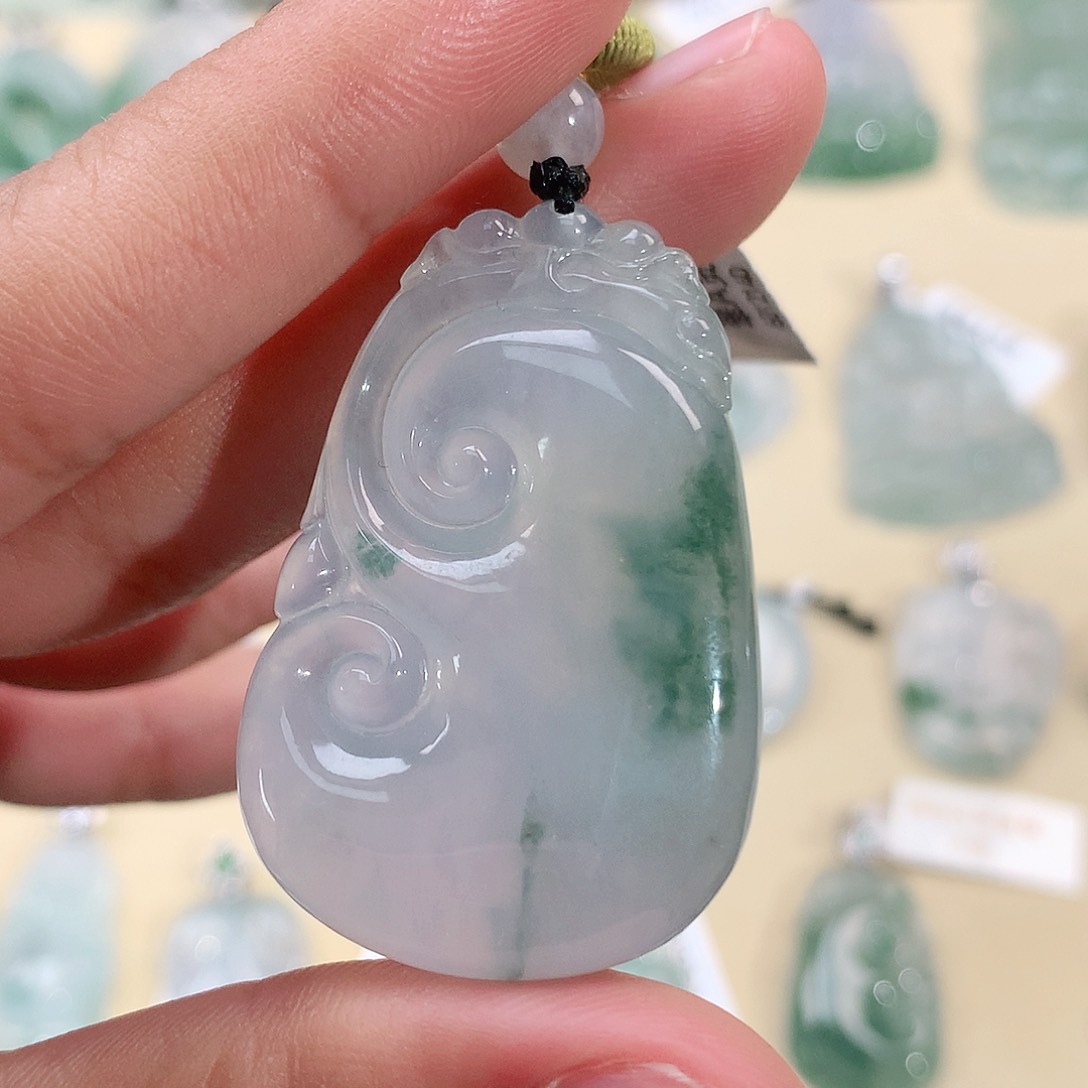 翡翠未镶嵌颈饰如意