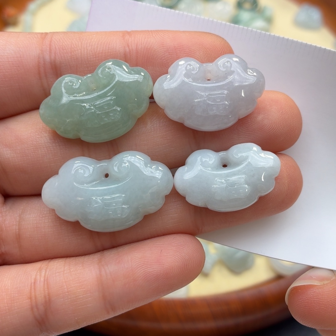 翡翠未镶嵌颈饰四个