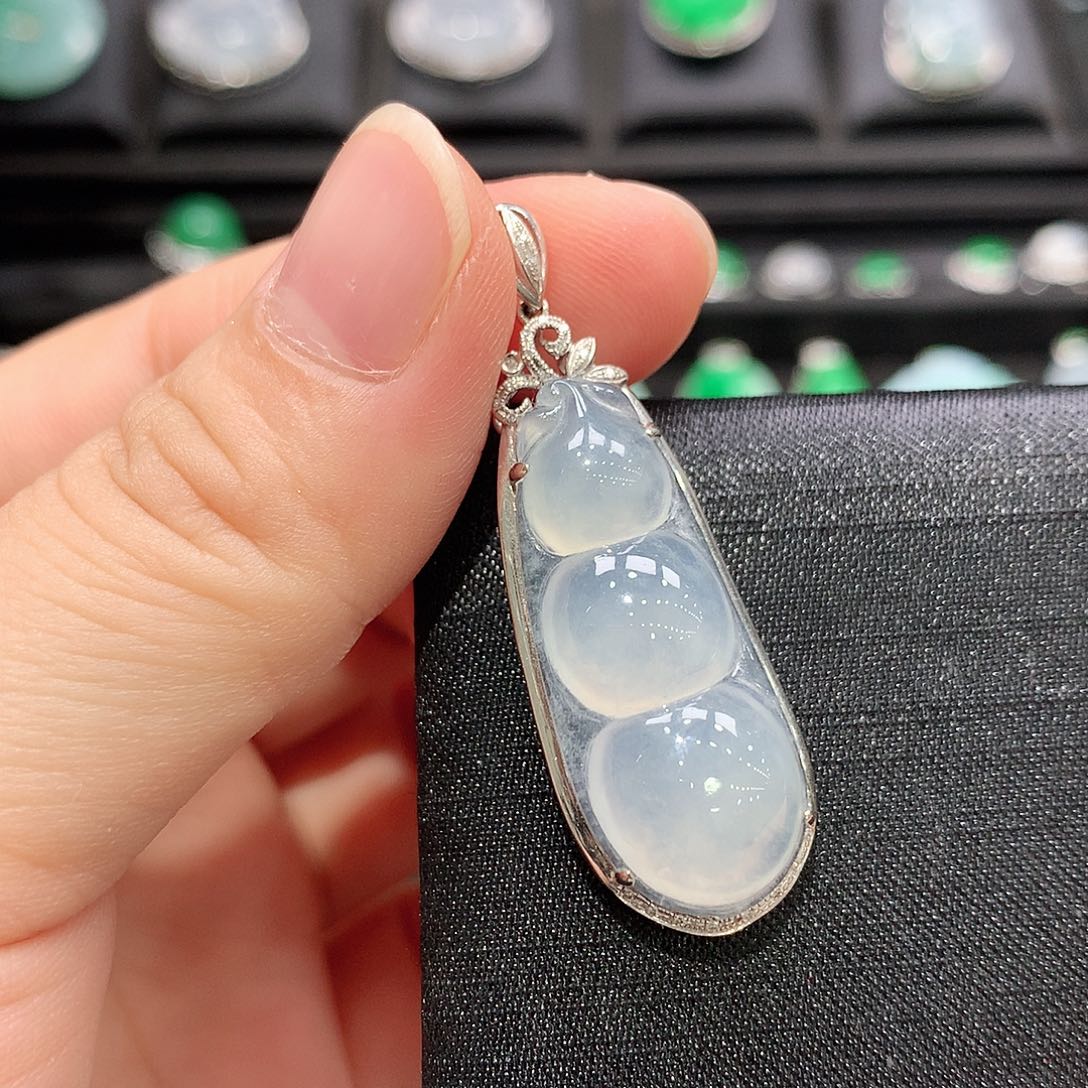 翡翠18K金镶嵌颈饰福豆