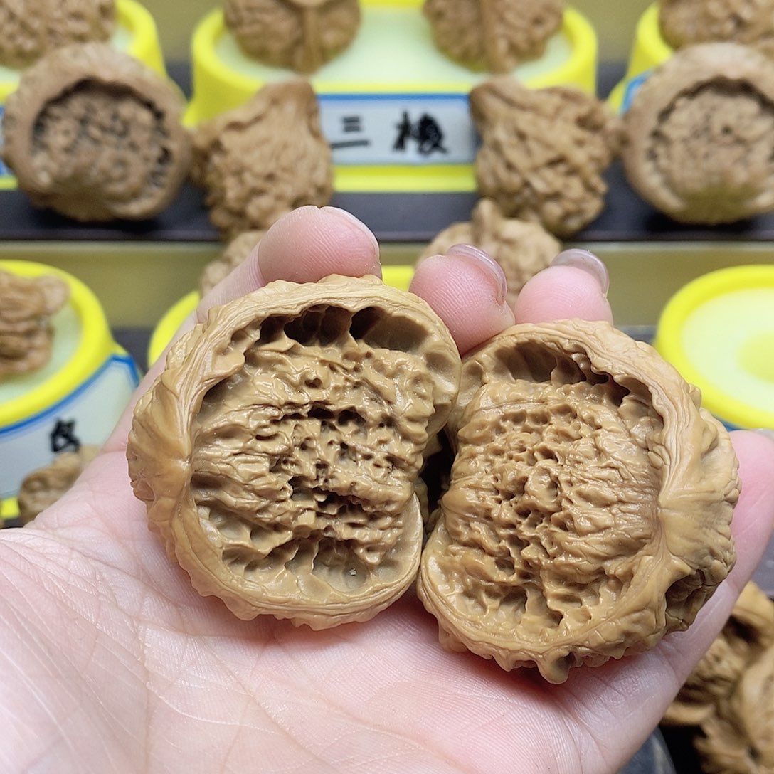 文玩核桃吊坠那***红聚宝盆