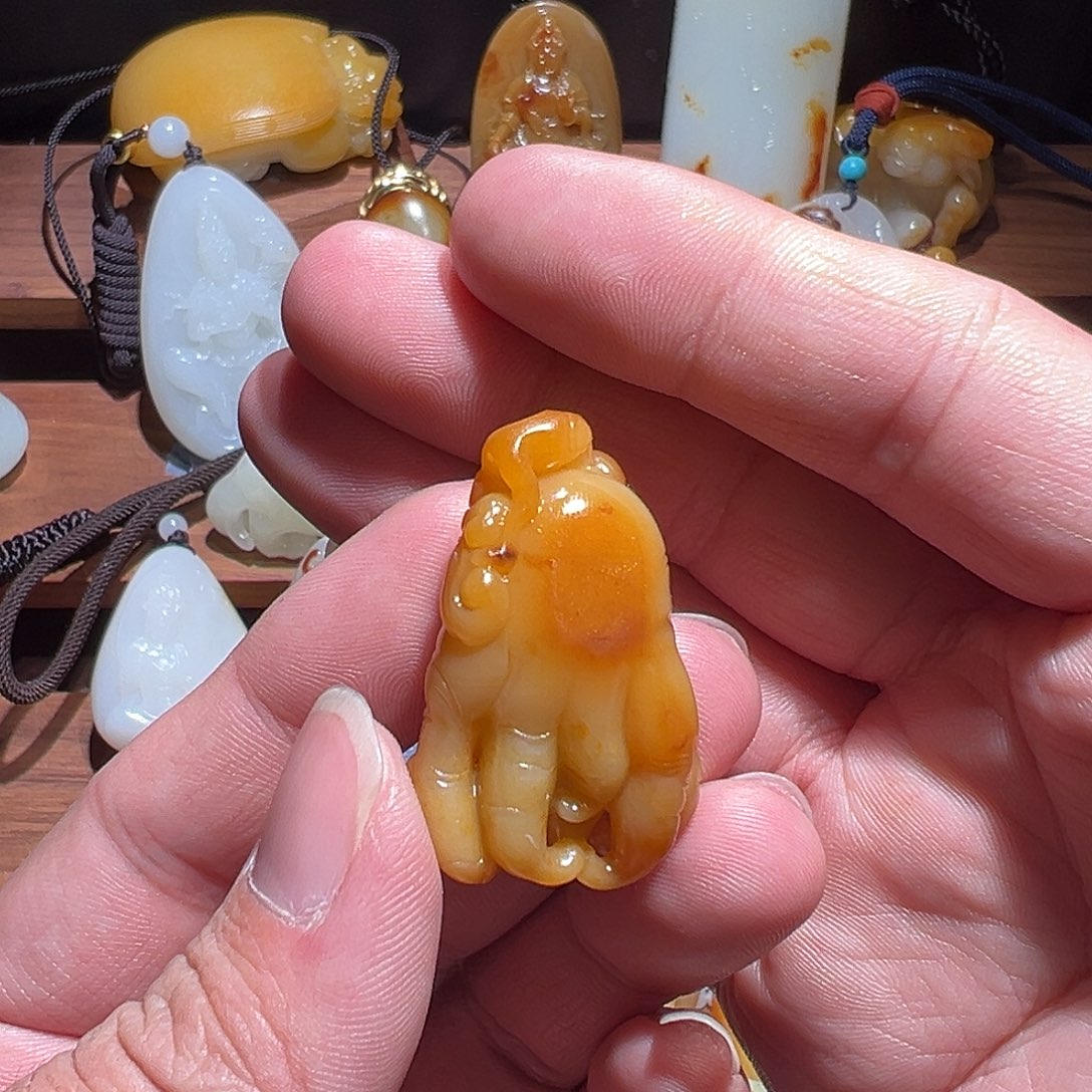 四***关和田玉未镶嵌颈饰