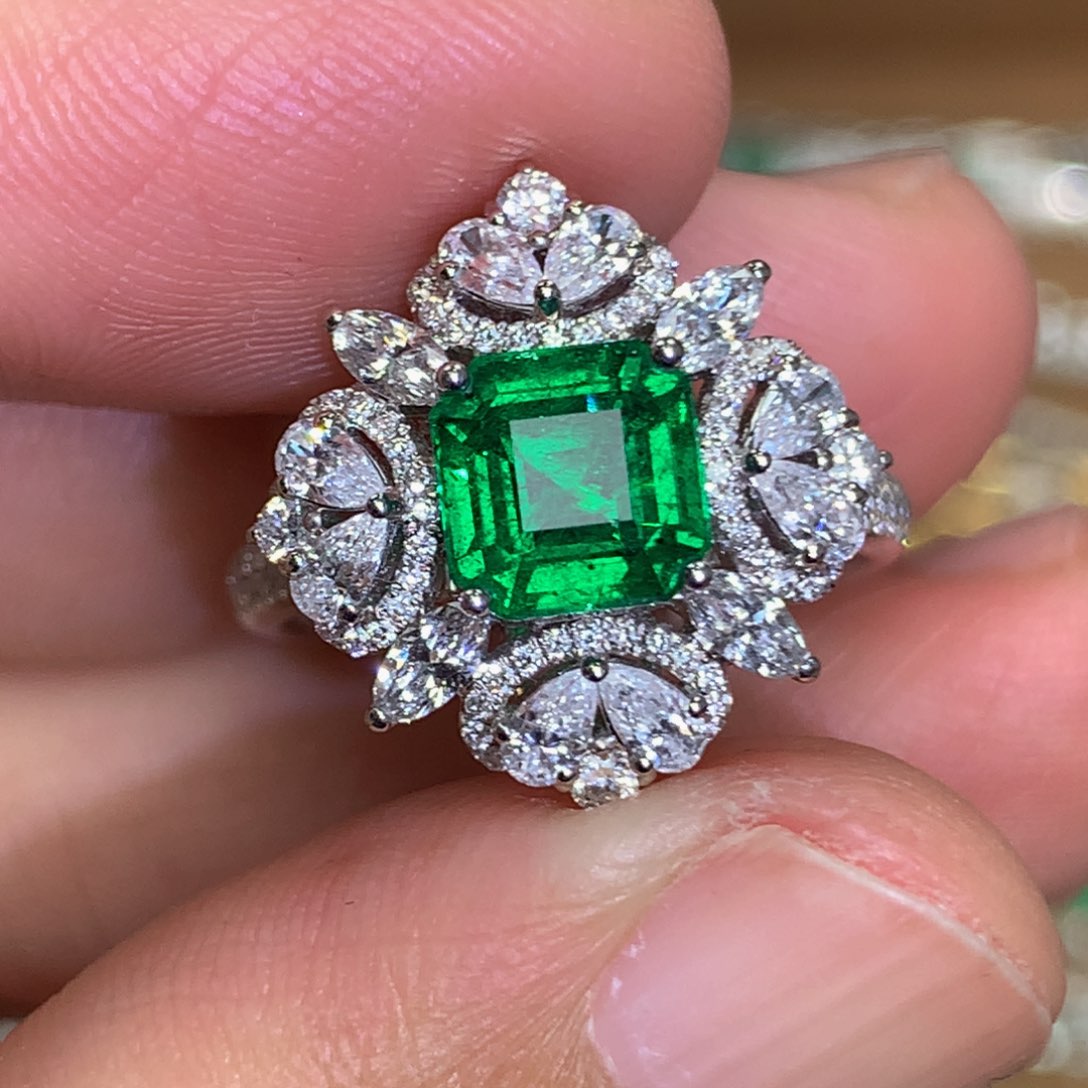 祖母绿戒指18K金镶嵌