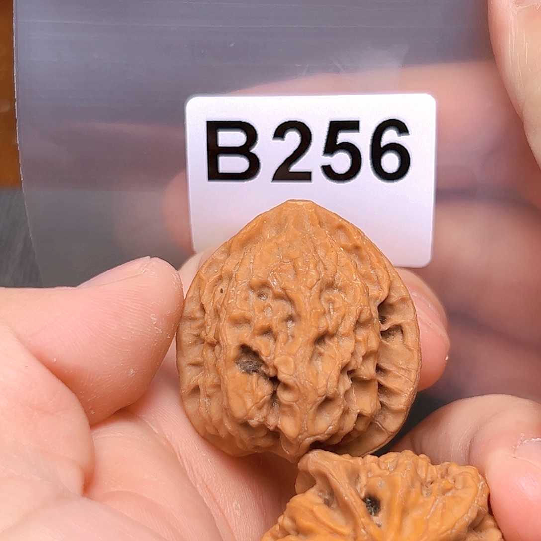 C***吊坠文玩核桃梨木台