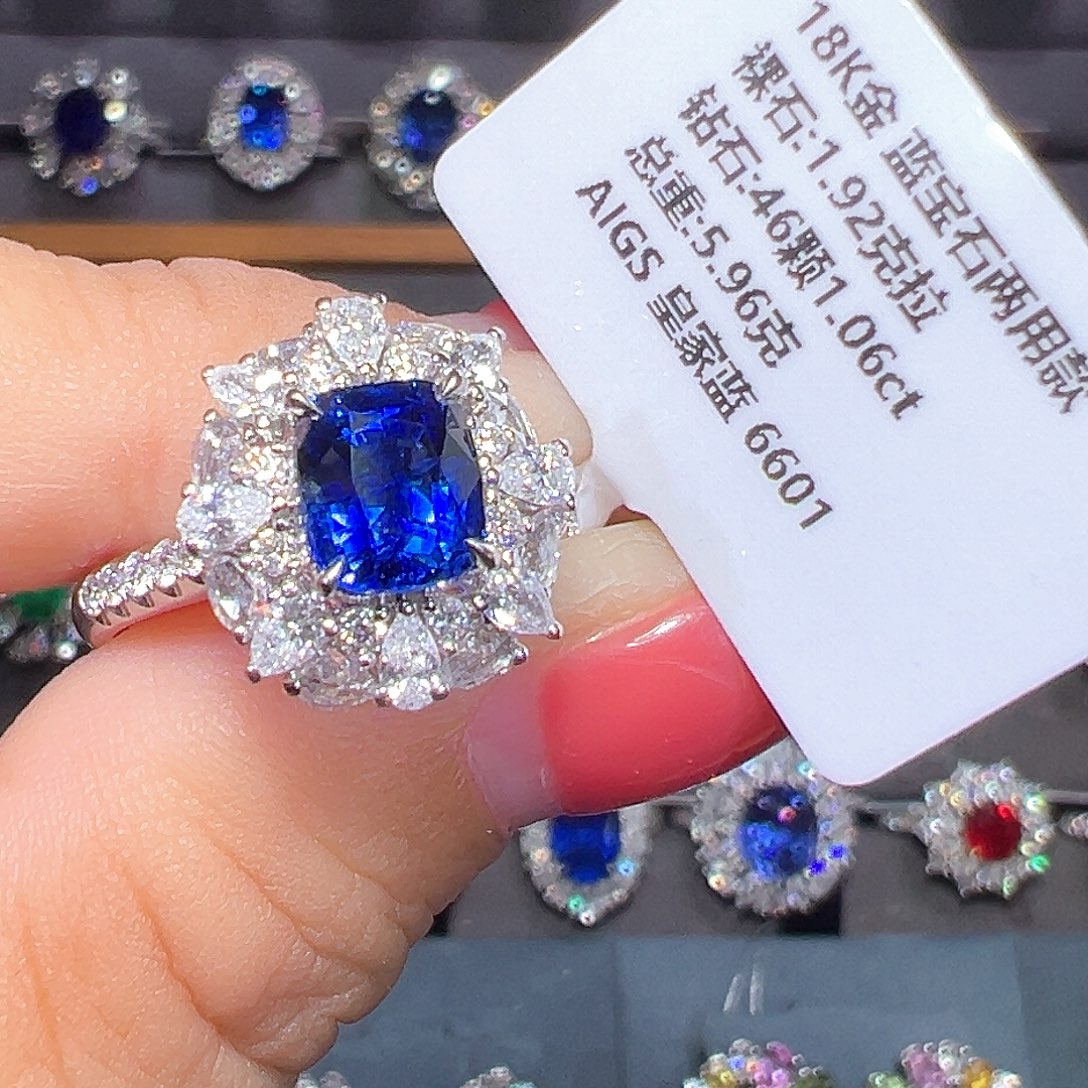 蓝宝石18K金镶嵌耳饰