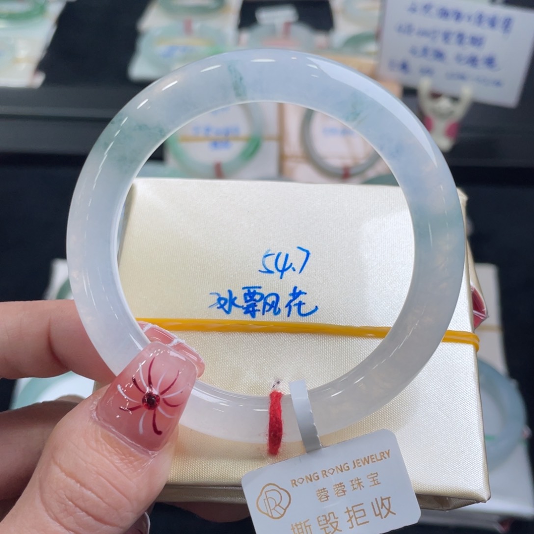 翡翠手镯未镶嵌美****心翡翠手镯