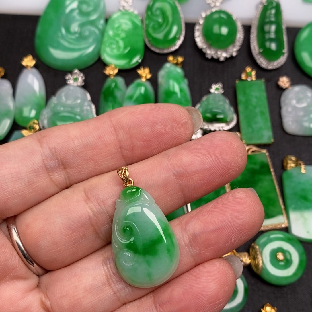 q***u翡翠18K金镶嵌颈饰翡翠