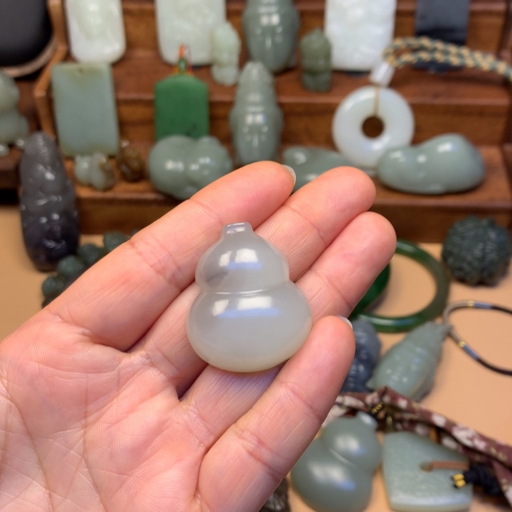 一***茶和田玉未镶嵌颈饰