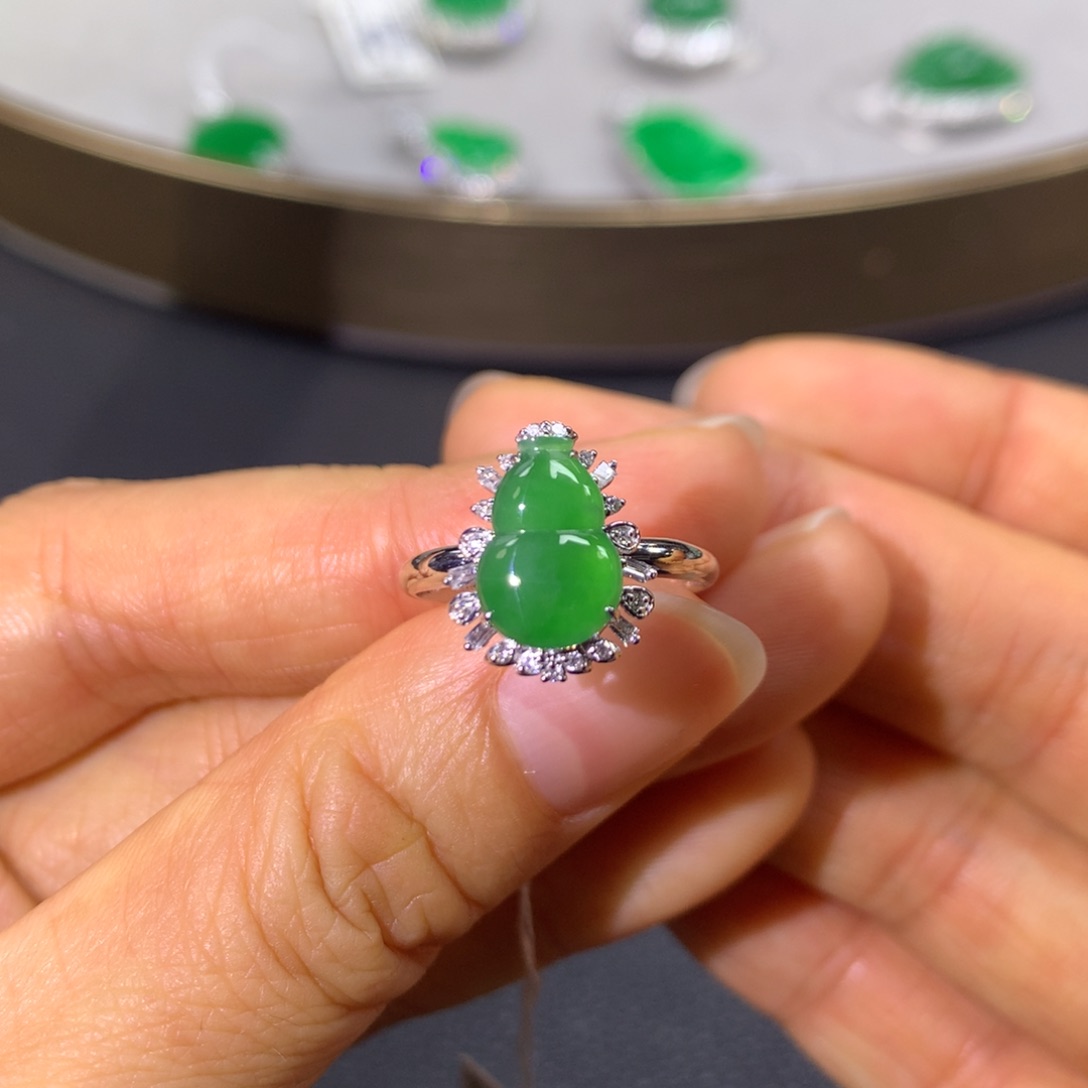 翡翠戒指18K金镶嵌翡翠