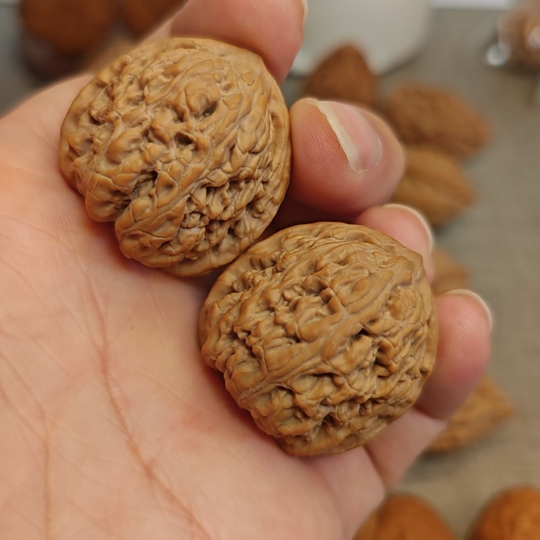 33尺寸红宝石文玩核桃