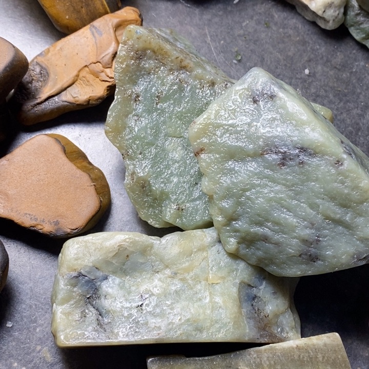 透闪石质玉挂件未镶嵌