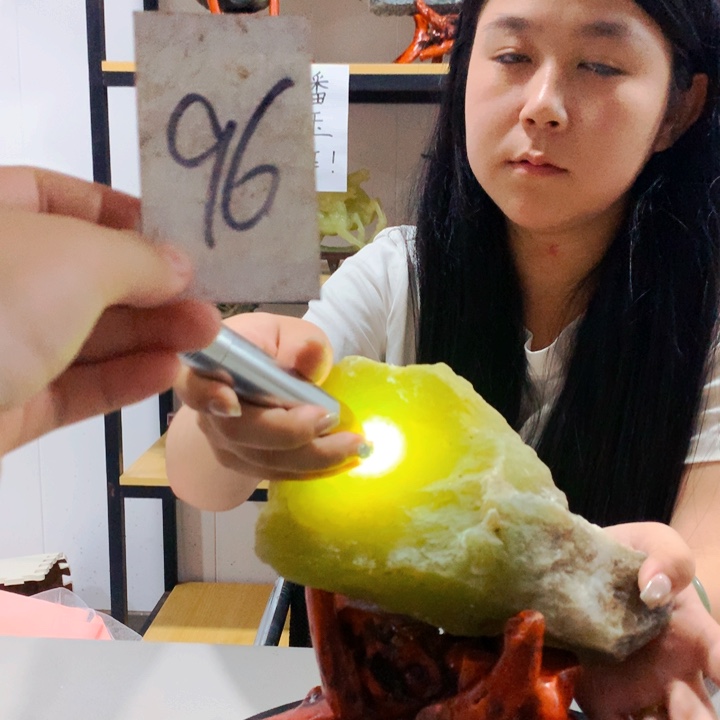 未镶嵌蛇纹石玉1岫玉