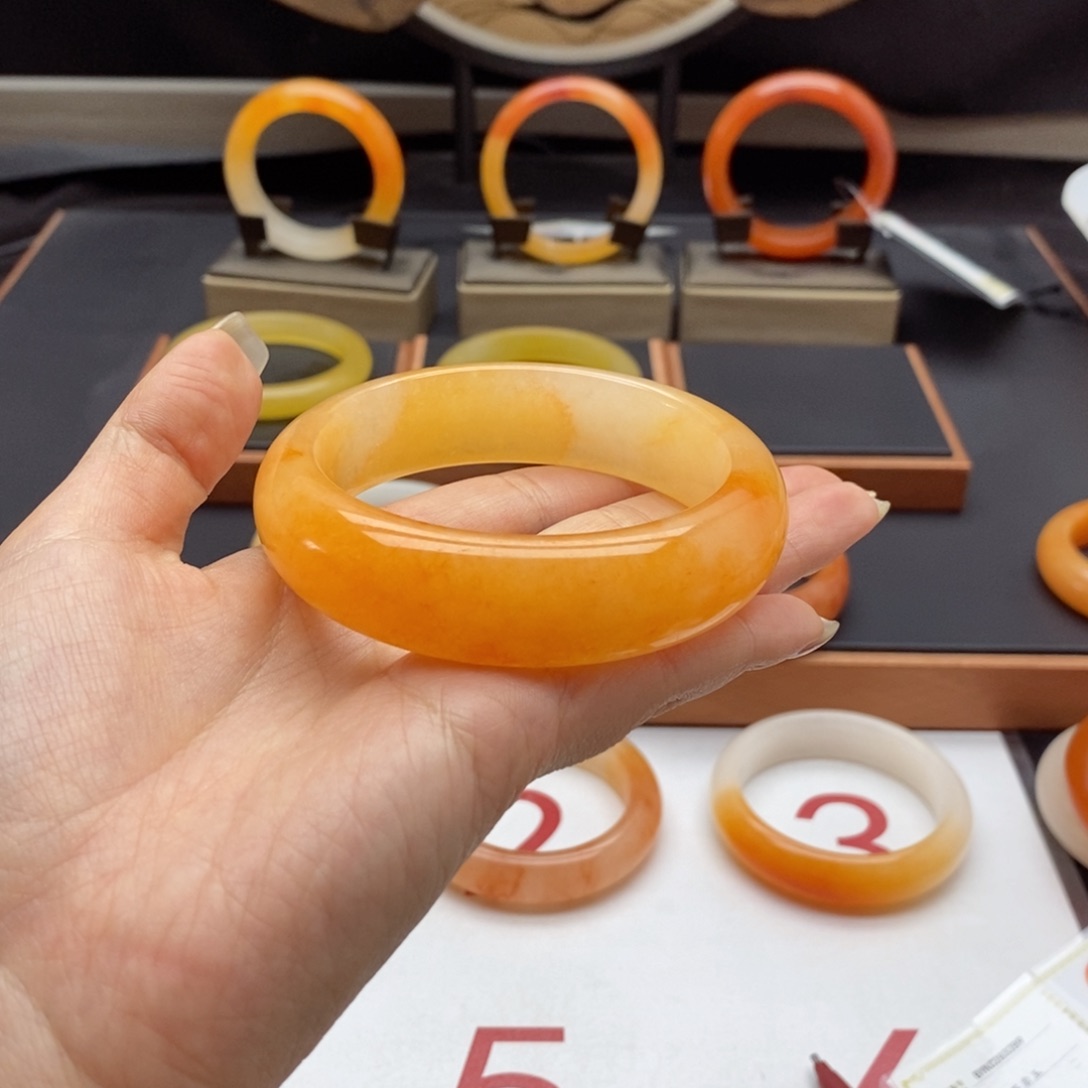 石英质玉（黄龙玉）手镯未镶嵌小***?