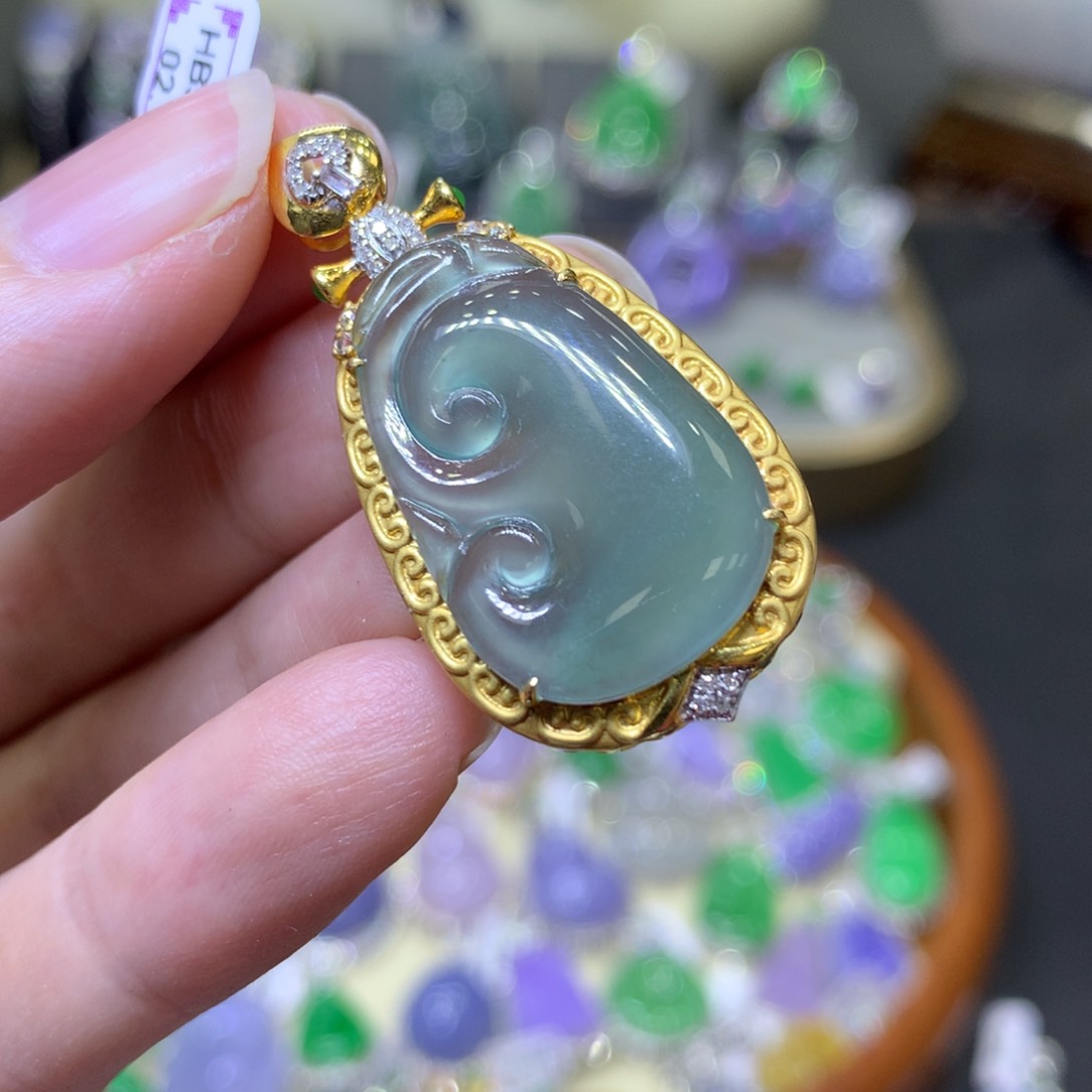 【闪购商品】翡翠颈饰18K金镶嵌翡翠吊坠项链