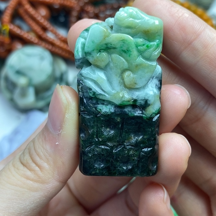 颈饰未镶嵌翡翠摆件