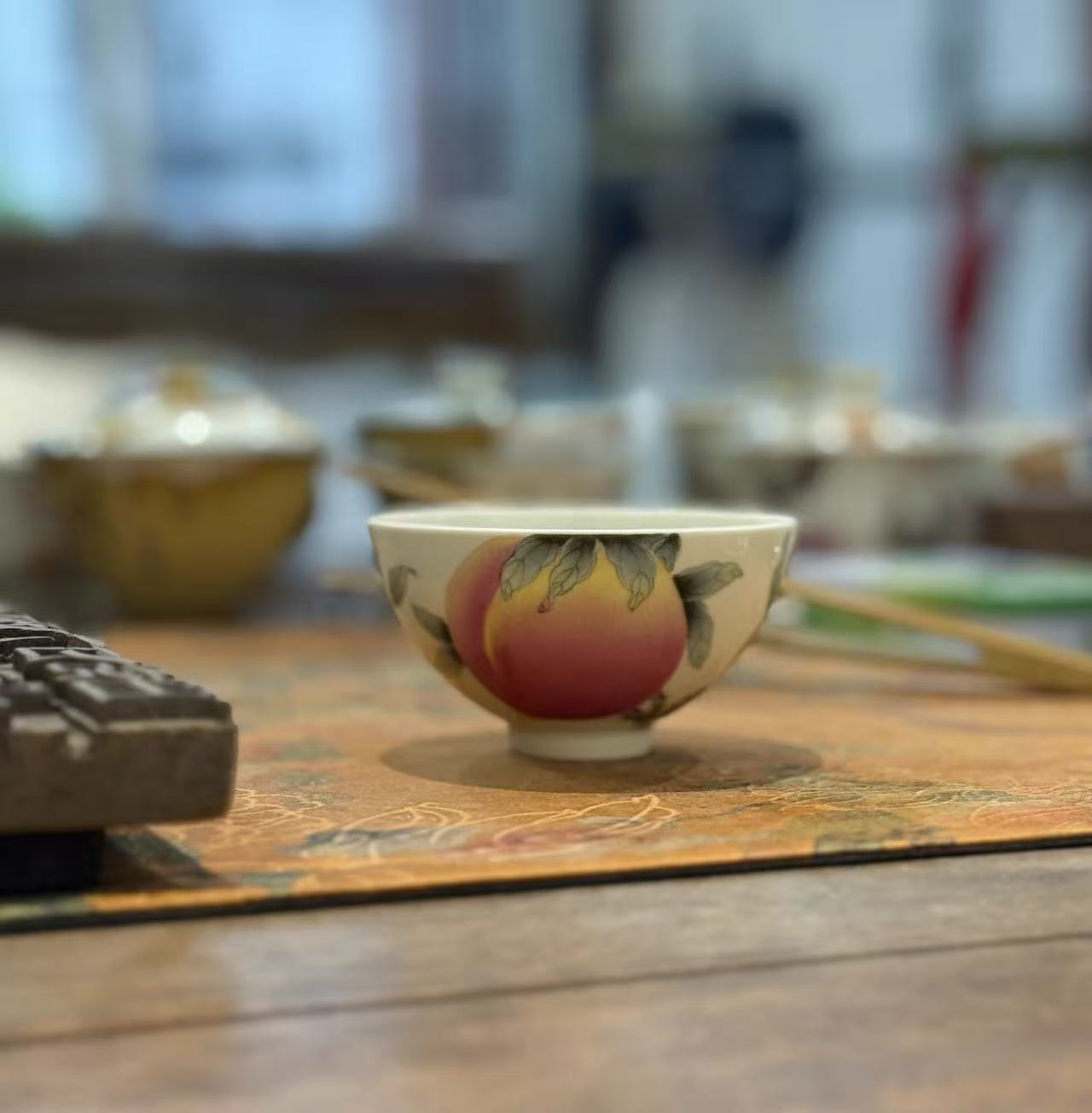 《梦乔茶器》雅圣景德镇手工手绘三桃鸡心主人杯釉上彩茶杯高端窑口