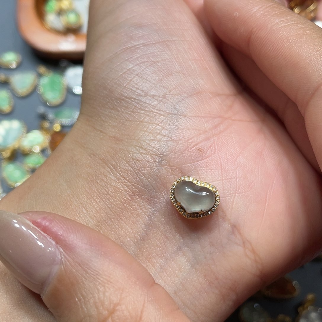 翡翠吊坠(不含链)18K金镶嵌大****?