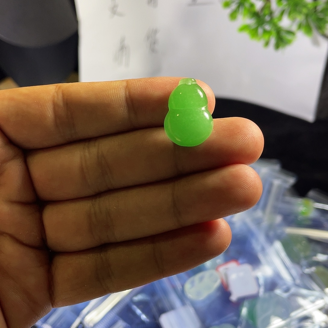 天然辰砂翡翠葫芦